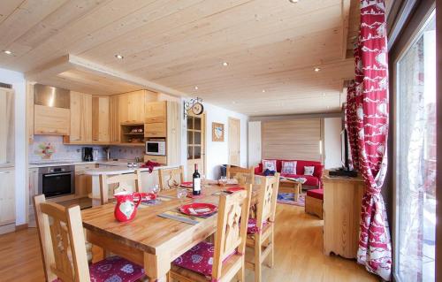 une cuisine et une salle à manger avec une table et des chaises en bois dans l'établissement Résidence Eperons 3 by Leavetown Vacations, à Les Deux Alpes