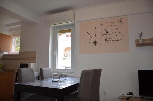Télévision ou salle de divertissement dans l'établissement Apartma Ema