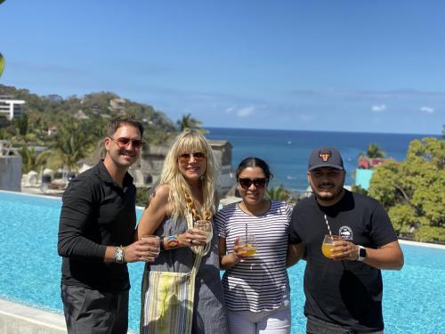 un groupe de personnes debout à côté d'une piscine dans l'établissement Luxury 1 Bedroom Beach House Casa Dos Aguas, à Yelapa