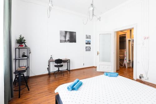 Escape in photos in top centre apartment