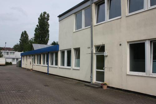 a building with a row of windows on a street at Ahoi-Gästehaus in Hamburg