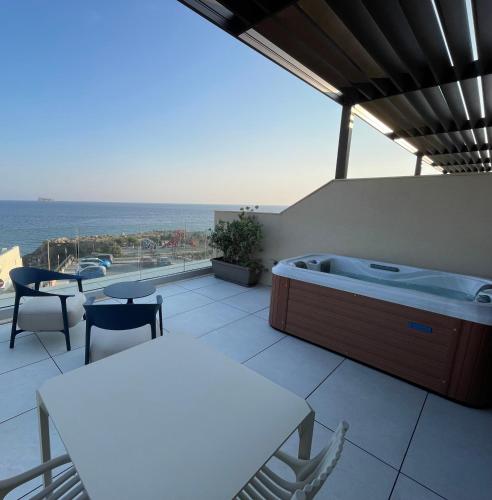 Ein Balkon oder eine Terrasse in der Unterkunft R Lapsi Guesthouse