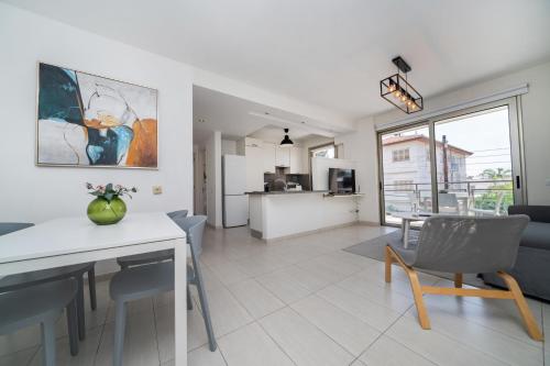 Central Luxurious 2 bedroom flat