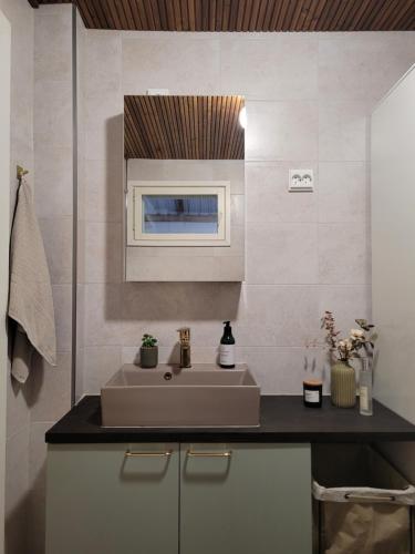 un baño con lavabo y espejo en Villa Haave, en Kotka