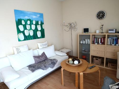 un soggiorno con un divano bianco e un tavolo di Residenz Strandkrone 03 a Kühlungsborn
