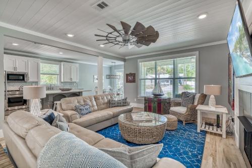 salon z kanapą i stołem w obiekcie For A Song by 30A Escapes w mieście Rosemary Beach