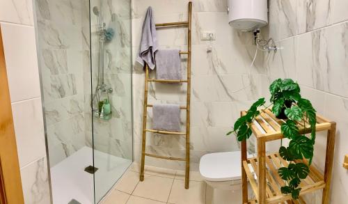 Et badeværelse på Apartamento La Arena Puerto Santiago