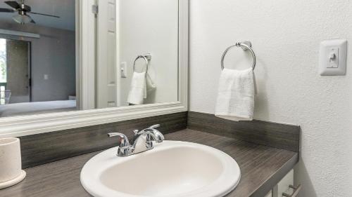 Ένα μπάνιο στο Landing Apartments - Jacksonville