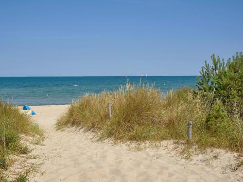 a sandy beach with the ocean in the background at Ferienhaus Sonnenblume in Baabe in Baabe