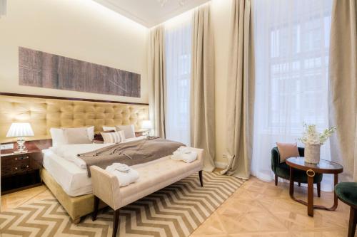 1 dormitorio con cama grande y ventana grande en Residence Wollzeile, en Viena