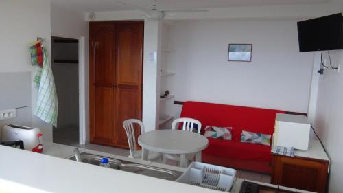 TV a/nebo společenská místnost v ubytování Appartement vue paradisiaque