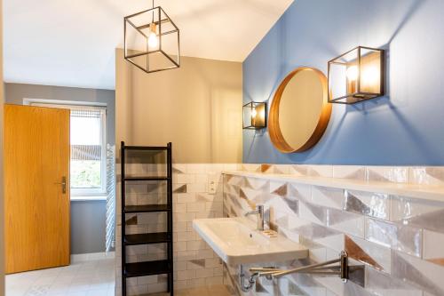 un baño con lavabo y espejo en Haus Silvana, App 03 Bungalow, en Zempin