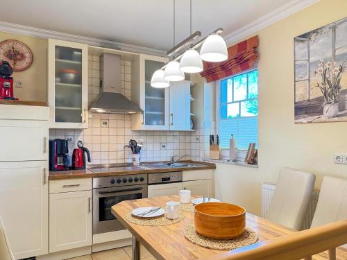 una cocina con una mesa de madera y un bol de madera. en Seeluft, en Prerow
