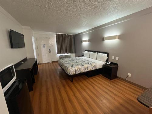 Studio 6 Suites Euless, TX – DFW Westにあるベッド