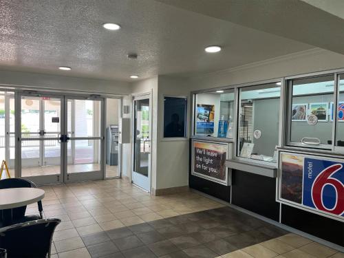 ユーレスにあるStudio 6 Suites Euless, TX – DFW Westのテーブルと窓のあるファーストフードレストラン