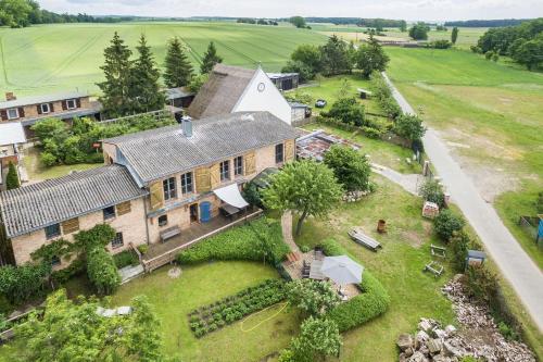 an aerial view of a large house with a yard at Das Backsteinhus, App Utkiek in Dargen