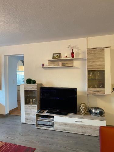 a living room with a flat screen tv at Bungalow am Hellbach XL im Ostseeland in Neubukow
