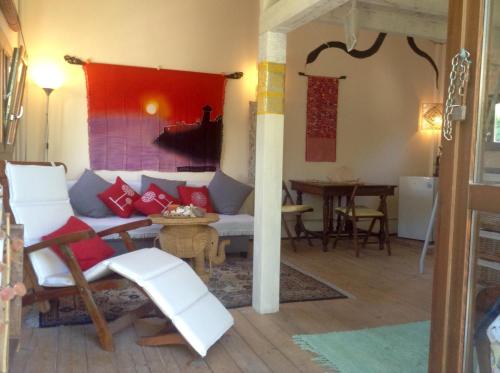 uma sala de estar com um sofá e uma mesa em La casetta dei Mosaici em Ilha Capraia
