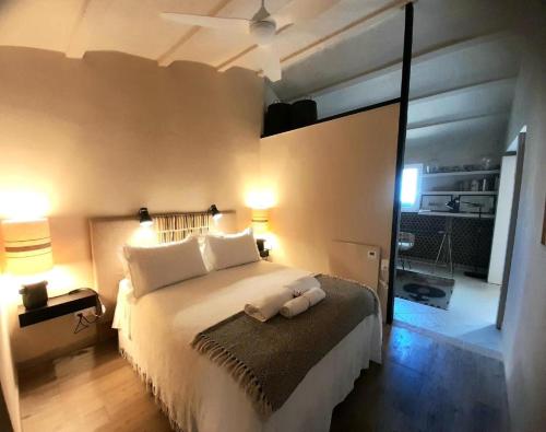 ein Schlafzimmer mit einem großen weißen Bett mit zwei Kissen in der Unterkunft Casa Marinera en El Rompido in El Rompido