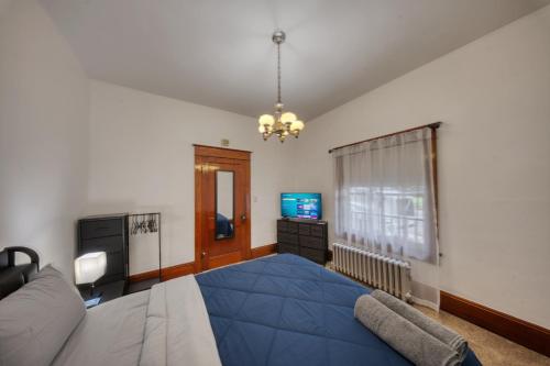 Ένα ή περισσότερα κρεβάτια σε δωμάτιο στο Charming 2-Bedroom, 1-Bath Getaway