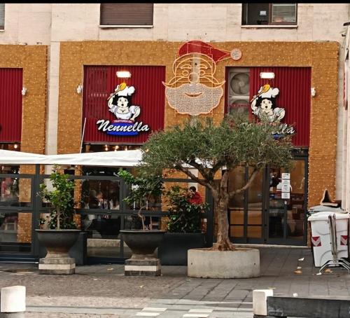 a restaurant with a tree in front of a building at La casetta di carmé in Naples
