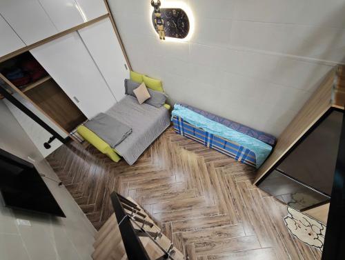 a small bedroom with a bed in a room at Căn hộ tuyệt vời trung tâm Thành phố 2! in Hai Phong