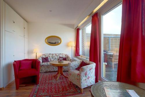 een woonkamer met een bank, een stoel en een tafel bij Apartment 631 in Hohegeiß