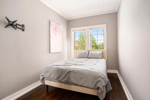Ένα ή περισσότερα κρεβάτια σε δωμάτιο στο NEW Love Mi Getaway Loft with Deck on Washington Ave 110