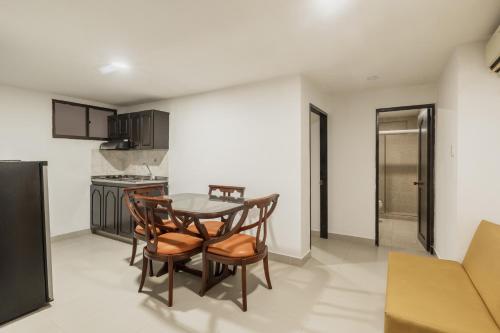 Dapur atau dapur kecil di Aparta Hotel Roca Marina