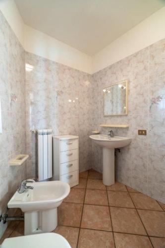 a bathroom with a sink and a toilet and a mirror at Cara in Palazzo Vianello