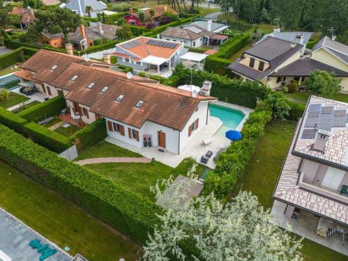 una vista aérea de una casa con piscina en Bavaria, en Palazzo Vianello