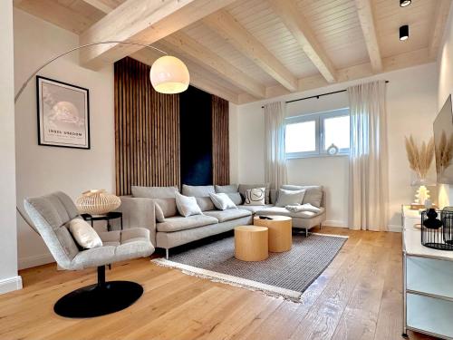 KrumminFerienhäuser Ankerplatz 1 und 2 Usedom mit Sauna, Kamin und Garten的客厅里有一张沙发和一张桌子。