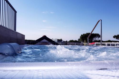 a swimming pool with water splashing in it at Liza 1 in Palazzo Vianello