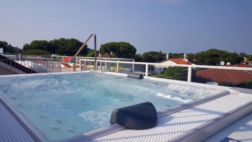 a hot tub sitting on top of a roof at Liza 1 in Palazzo Vianello
