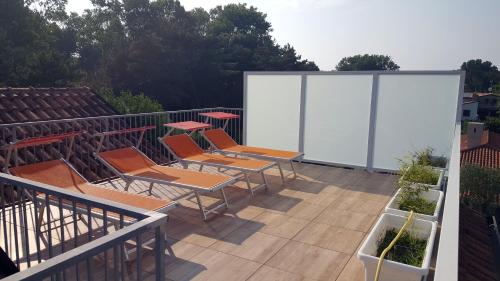 a group of chairs and a screen on a balcony at Liza 1 in Palazzo Vianello