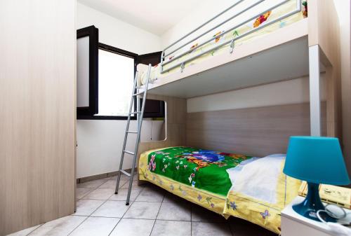 a bedroom with a bunk bed with a ladder at Liza 1 in Palazzo Vianello