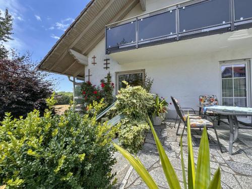 a house with a patio with a table and chairs at Zellner II in Röhrnbach