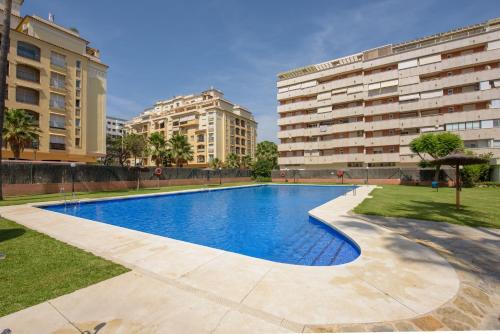 Céntrico con Piscina y Playa a 500 metros