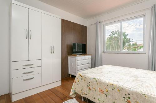 Ένα ή περισσότερα κρεβάτια σε δωμάτιο στο Apartamento com varanda