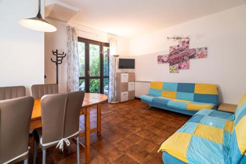 a living room with a dining table and a couch at Casa 1207 in Caleri