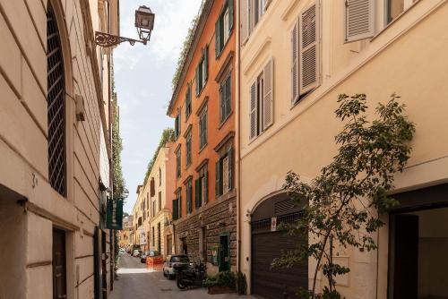 an alley between two buildings on a city street at Terrazza di Flamy - WelcomeToRhome in Rome