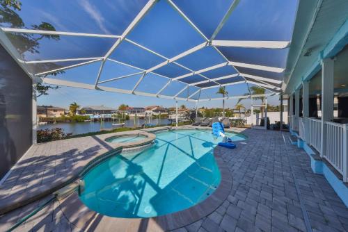 Bazén v ubytování Waterfront Pool House with Heated Pool nebo v jeho okolí