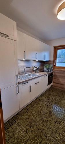 Dapur atau dapur kecil di Ferienhäuser Gemswandweg in Weissensee
