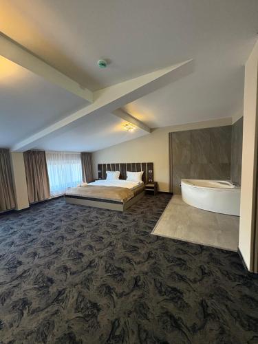 Ένα ή περισσότερα κρεβάτια σε δωμάτιο στο Black Tulip Hotel