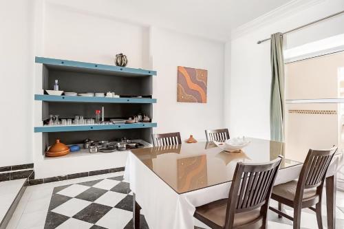 Posezení v ubytování Seaside apartment ,Garden Level with Stunning Ocean View