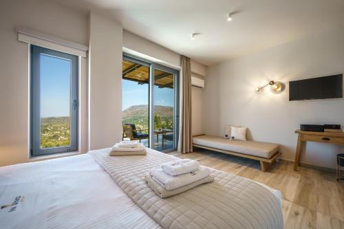 Un pat sau paturi într-o cameră la In Vivo Villa - Breathtaking View -90sqm Heated Infinity Pool