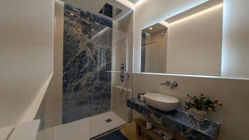 un baño con lavabo y espejo en Mondello D'Amare, en Palermo