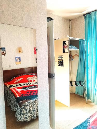 - une chambre avec un lit et des lits superposés dans l'établissement Les voyageurs, à Magnac-Bourg