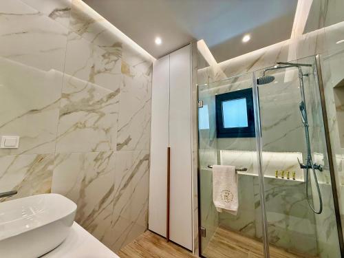 Ένα μπάνιο στο LUMA by Platinum River Apartments