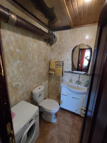 Bilik mandi di Pochayev Home